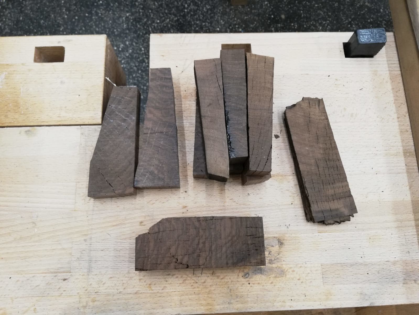 1 zugeschnittene Holzreste